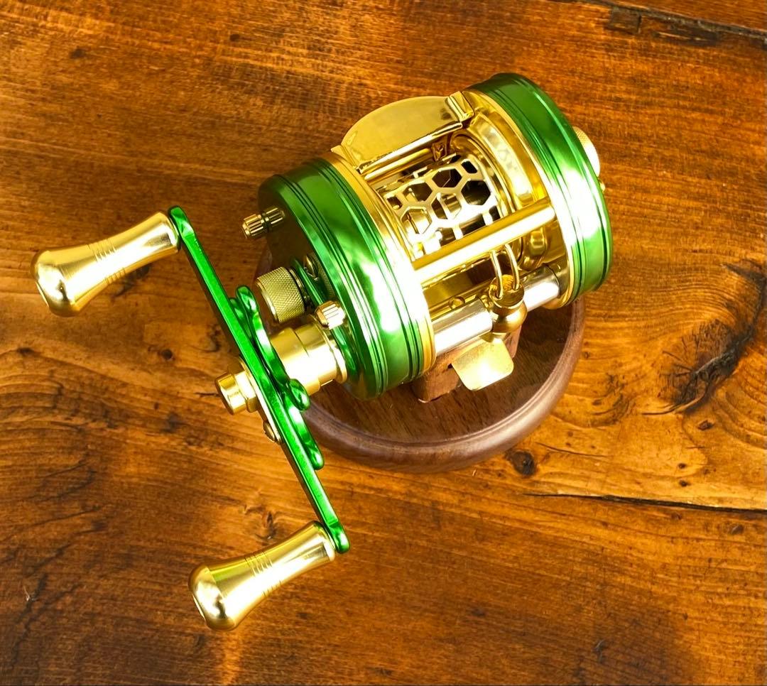 新品未使用　トラウト　ベイトリール　丸型　リール　グリーン×ゴールド　渓流釣り