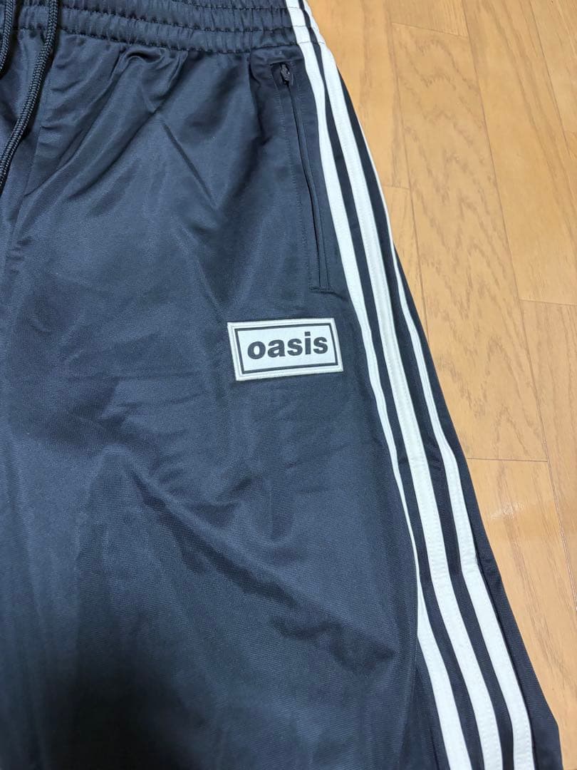 adidas oasis トレーニングパンツ 黒