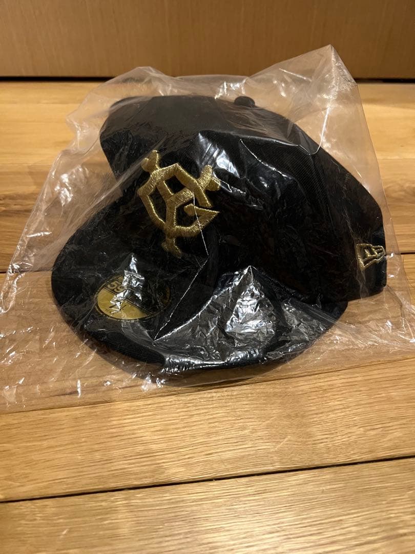 レア【ニューエラ×ジャイアンツ】限定コラボ 100周年記念ロゴ キャップ 黒×金