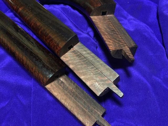 三味線 紅木 細棹 1枚溝 金ホゾ 綾杉胴 トチ多し