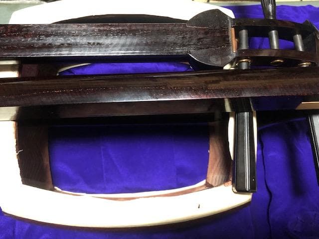 三味線 紅木 細棹 1枚溝 金ホゾ 綾杉胴 トチ多し