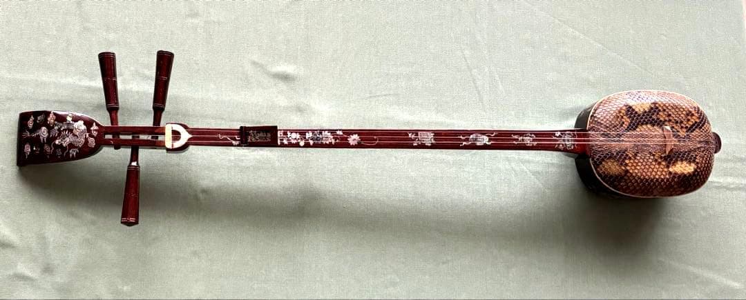 ベトナムの民族楽器ダンタム／螺鈿装飾・蛇皮張りの三弦楽器