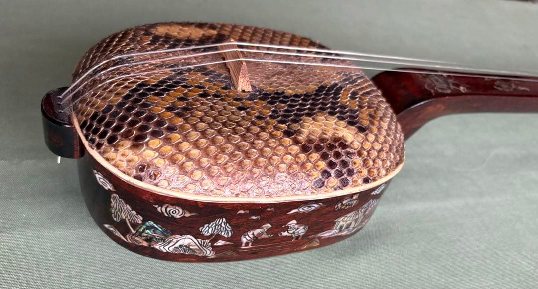 ベトナムの民族楽器ダンタム／螺鈿装飾・蛇皮張りの三弦楽器