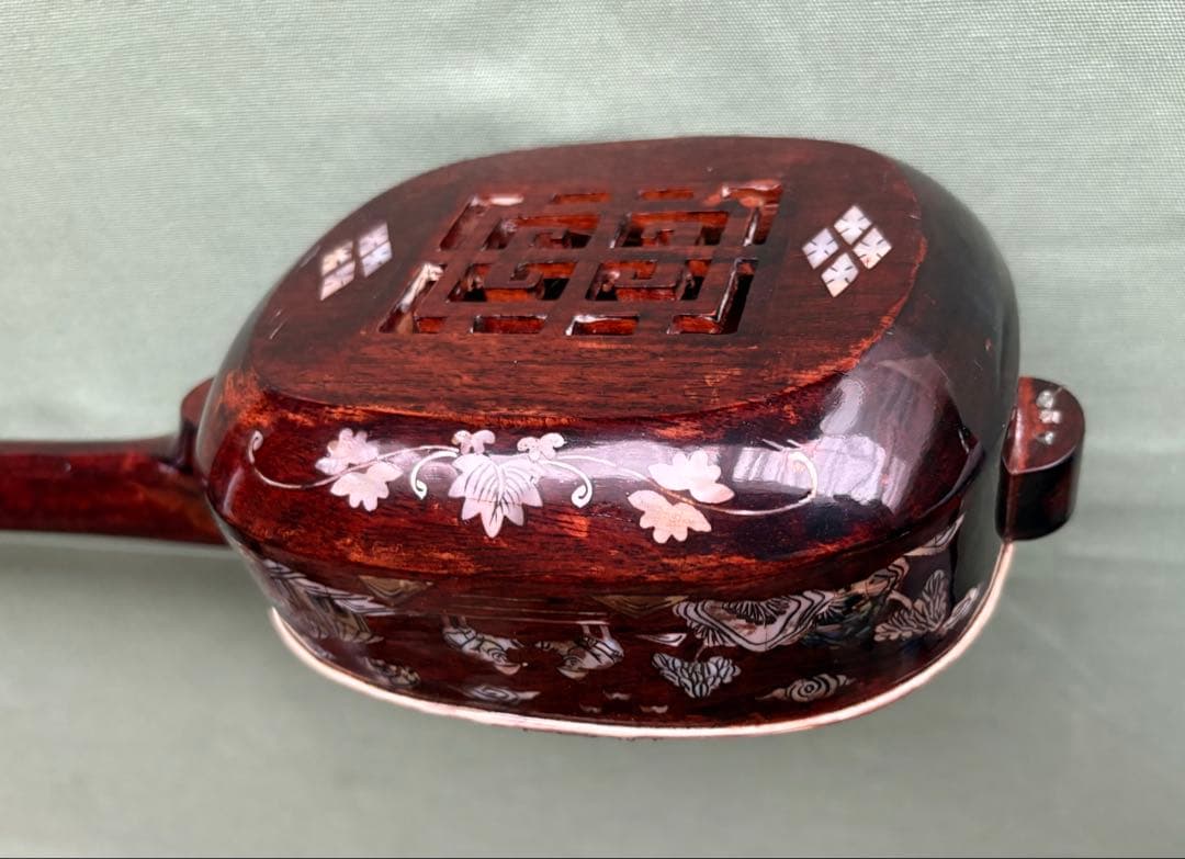 ベトナムの民族楽器ダンタム／螺鈿装飾・蛇皮張りの三弦楽器