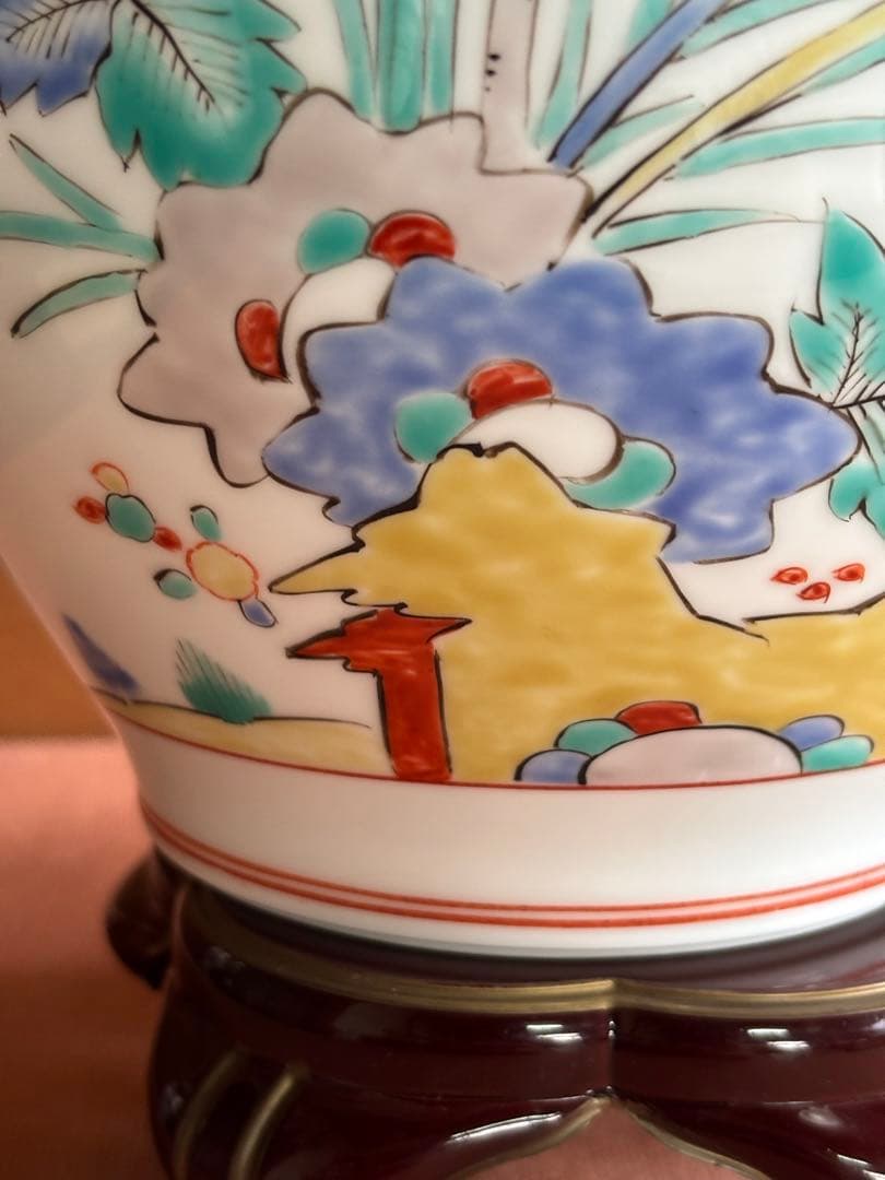 重要無形文化財十三代酒井田柿右衛門作色赤絵岩牡丹剣菱文花瓶　最上手　未使用