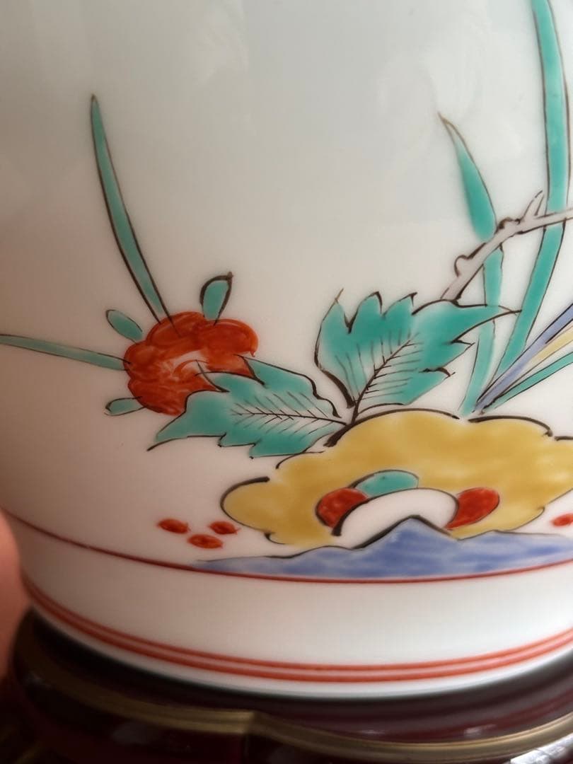 重要無形文化財十三代酒井田柿右衛門作色赤絵岩牡丹剣菱文花瓶　最上手　未使用