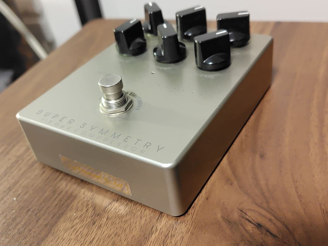 Darkglass Super Symmetry ベースコンプレッサー