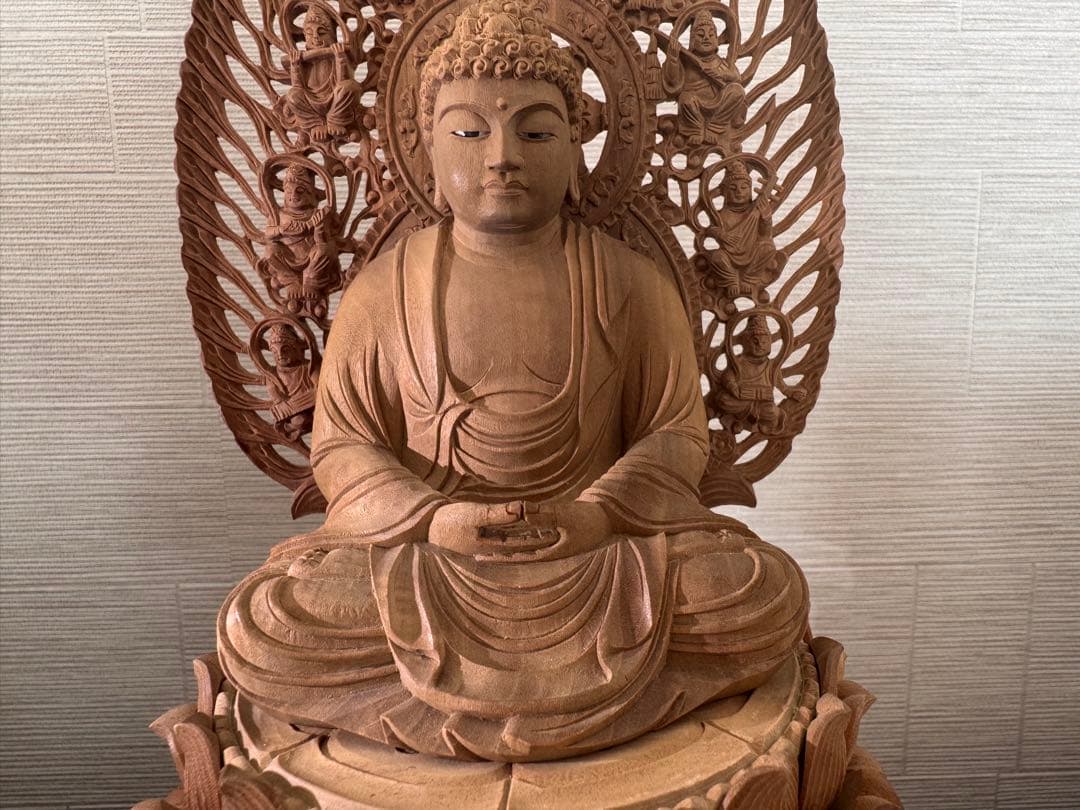 白檀　蓮の花の台座付き 目入り座像