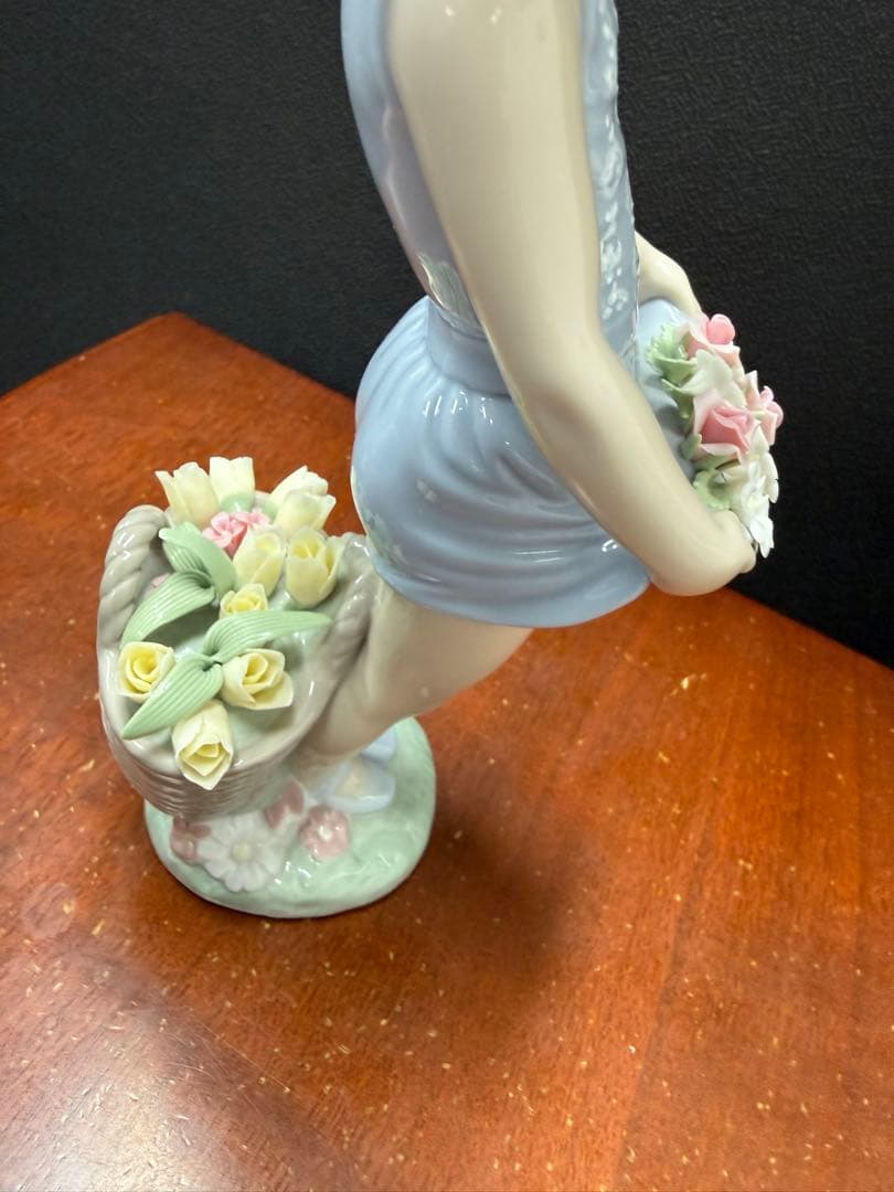 良太　リヤドロ フィギュリン スカートに花いっぱい 展示保管品