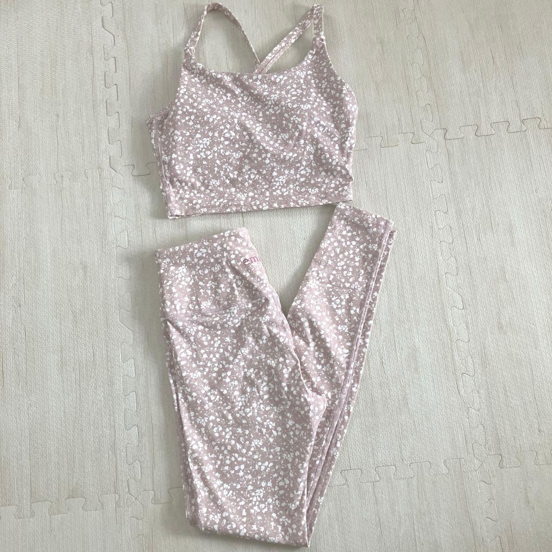 emmi ヨガ　花柄 ヨガウェアセット　ブラトップ　レギンス