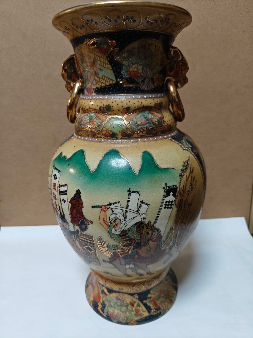 日本の伝統的な絵柄が施された陶器の花瓶非常にまれ