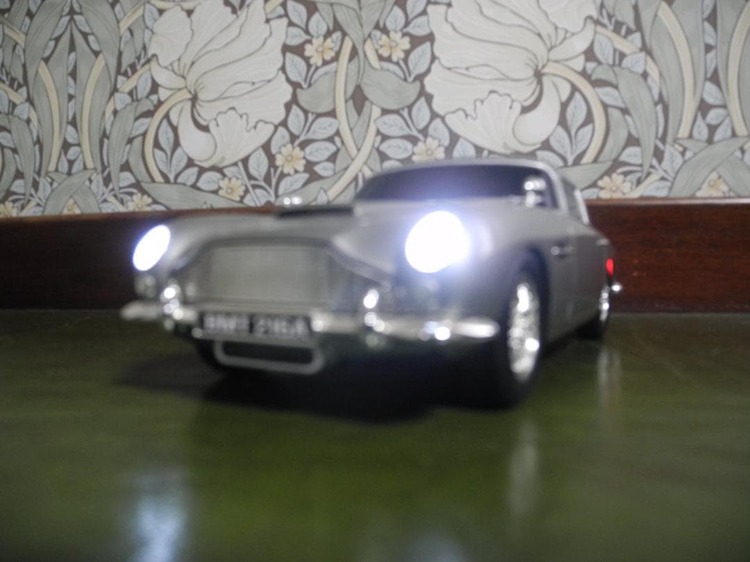 【ギミック満載】アストンマーチン DB5 & V12 Vanquish の２台