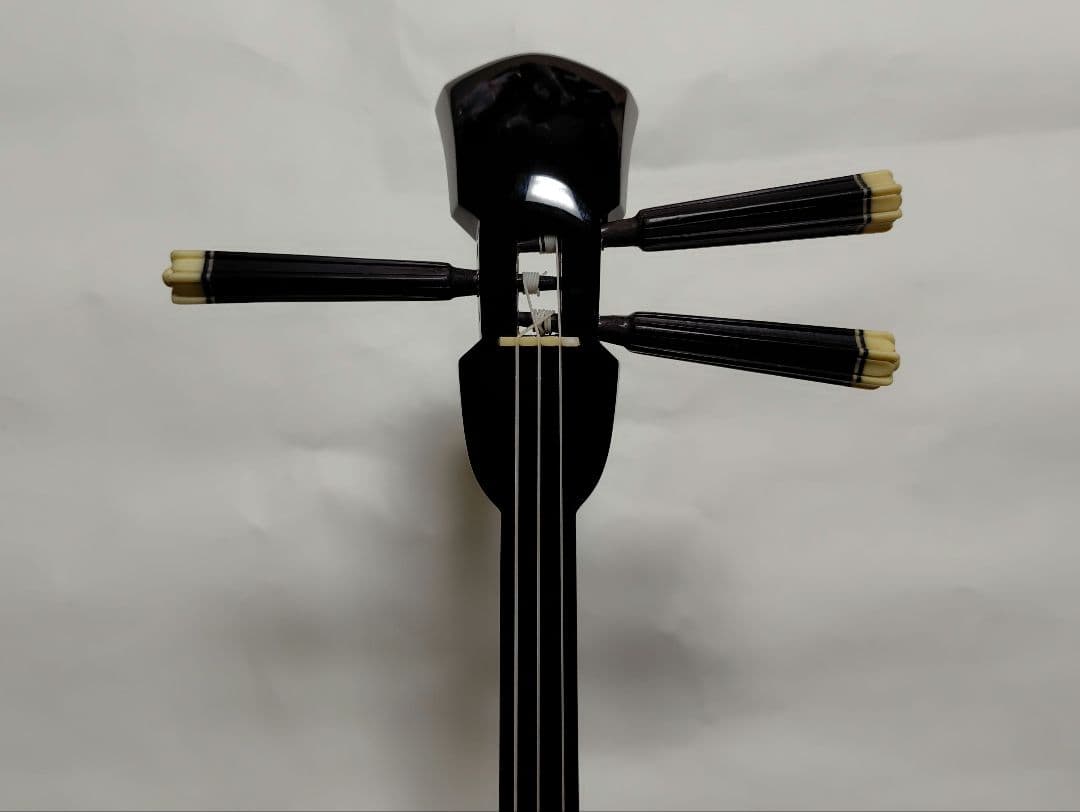 三線（沖縄三味線）　縞黒檀（もしくはカマゴン）棹