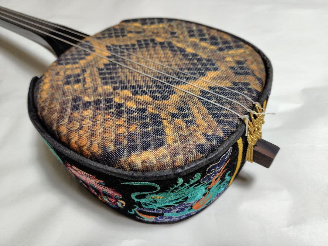 三線（沖縄三味線）　縞黒檀（もしくはカマゴン）棹