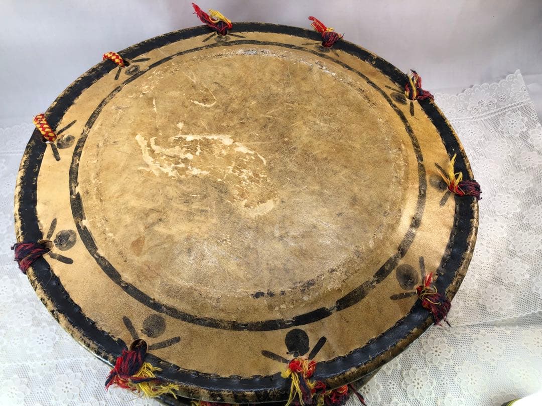 中型和太鼓 伝統的な編み込み装飾