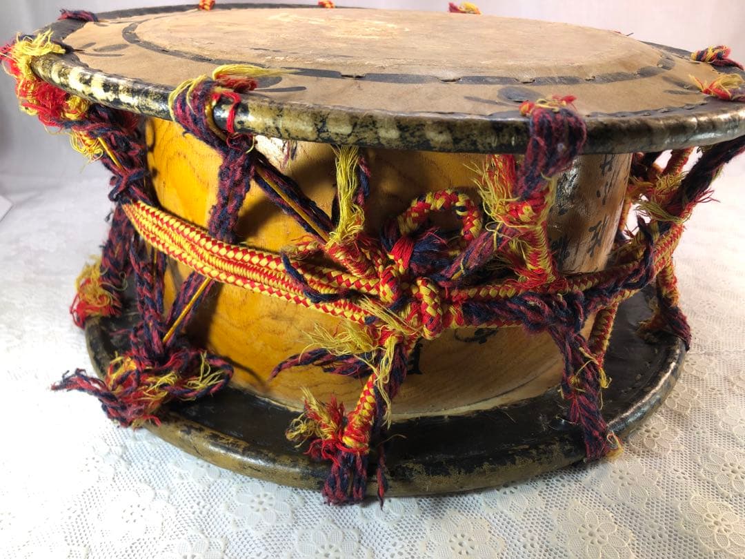 中型和太鼓 伝統的な編み込み装飾