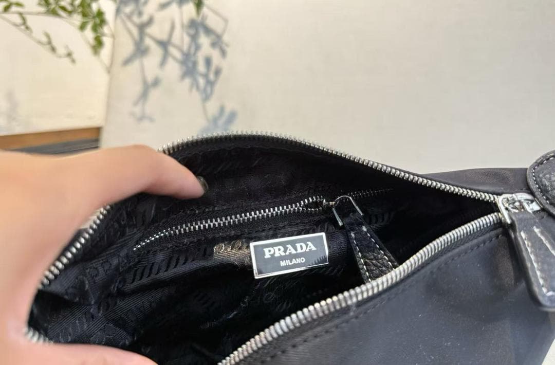 PRADA ブラックレザートートバッグ