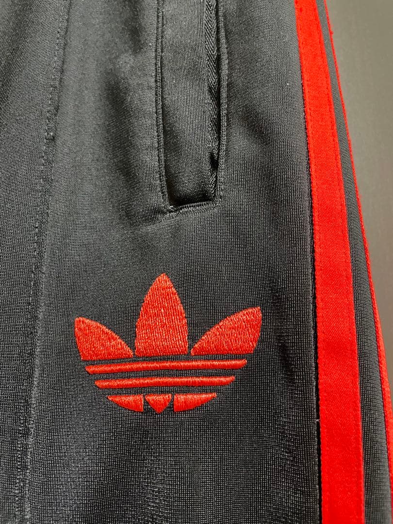 adidas originals 黒×赤ライン ジャージ上下セットアップ