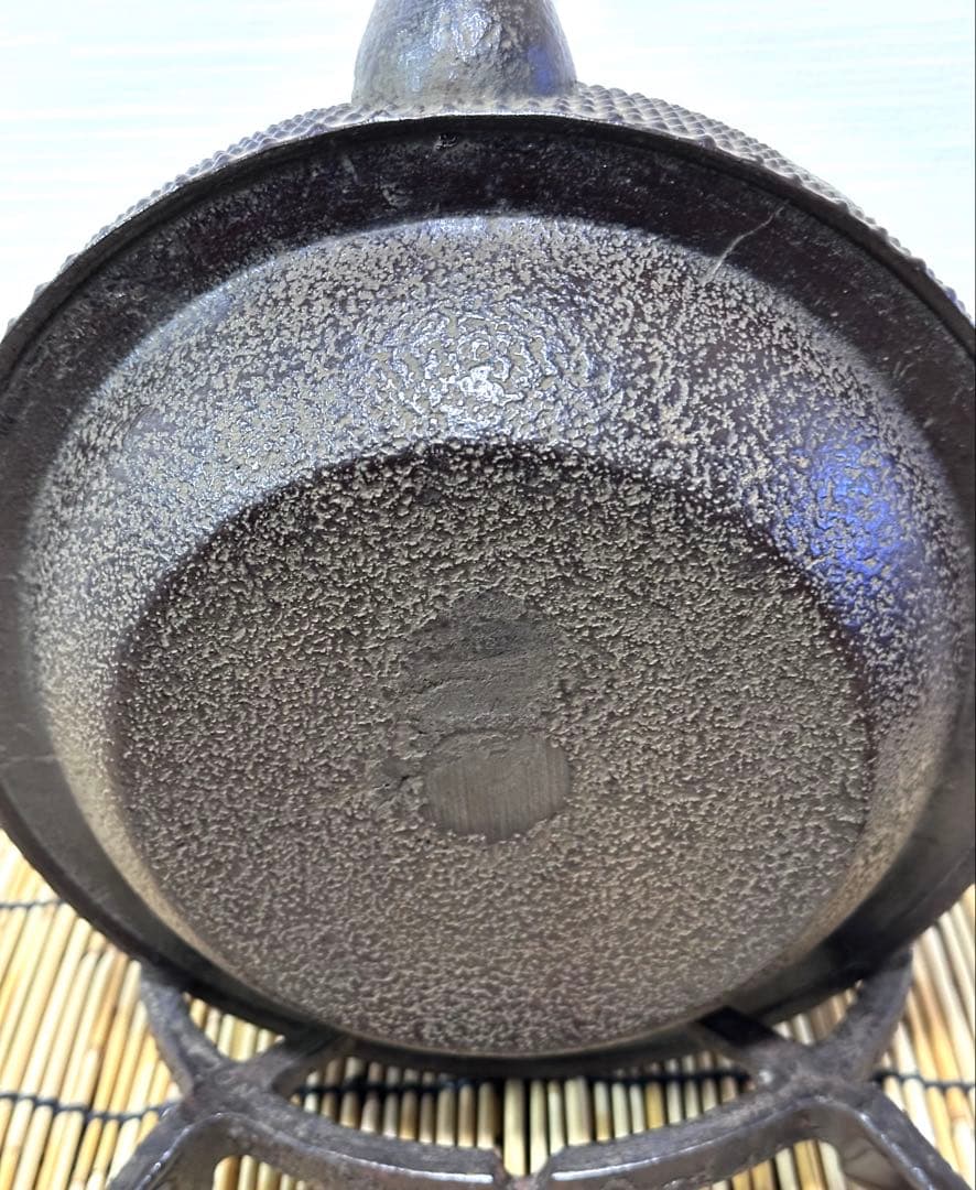 南部薫山工房　三代目薫山　佐々木 和夫造　１６型　九重アラレ　南部鉄瓶　売約済み