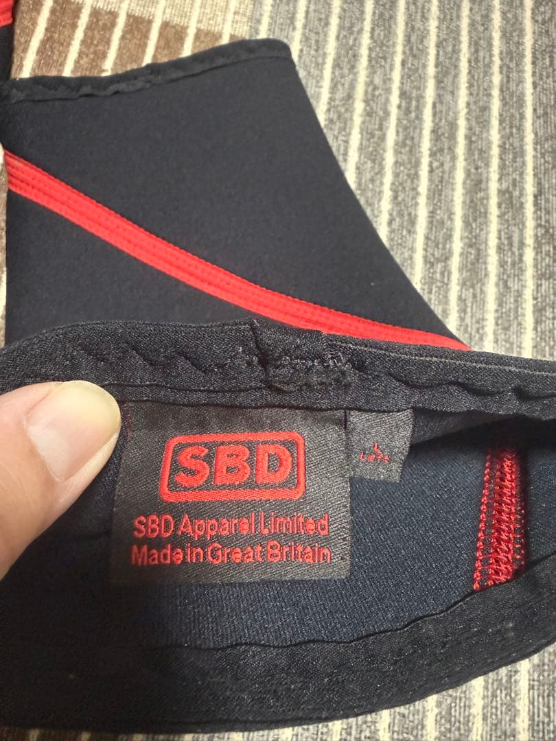 SBD ニースリーブ　Lサイズ　 黒と赤のストライプ