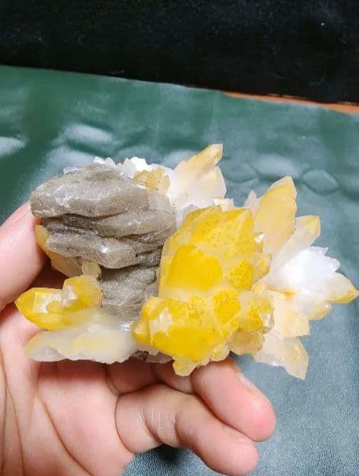 方解石入りマンゴークォーツ