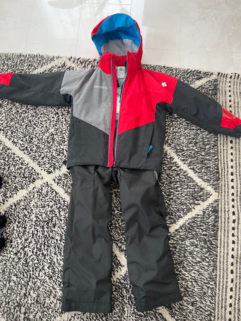美品　DESCENTE 150センチ スキーウェア 上下セット　キッズ