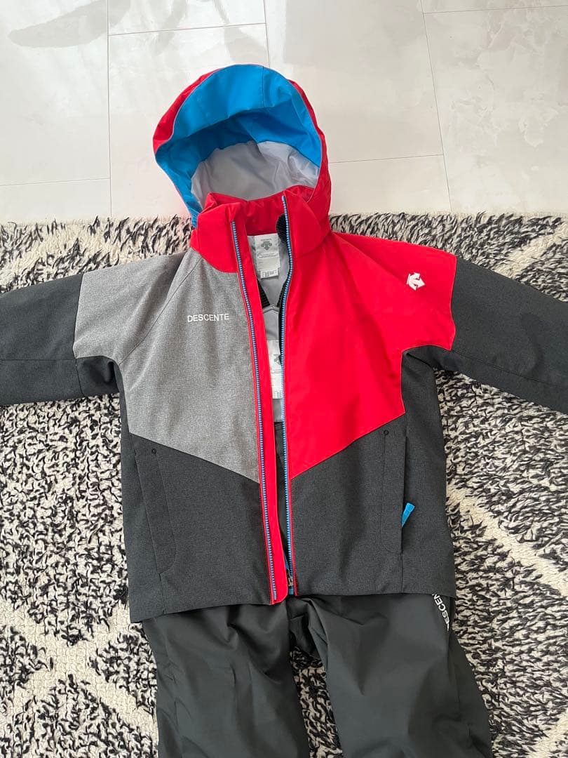 美品　DESCENTE 150センチ スキーウェア 上下セット　キッズ
