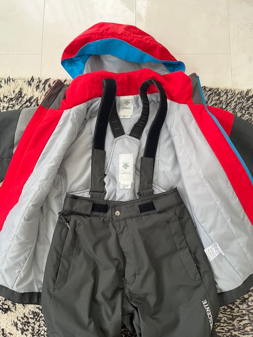 美品　DESCENTE 150センチ スキーウェア 上下セット　キッズ
