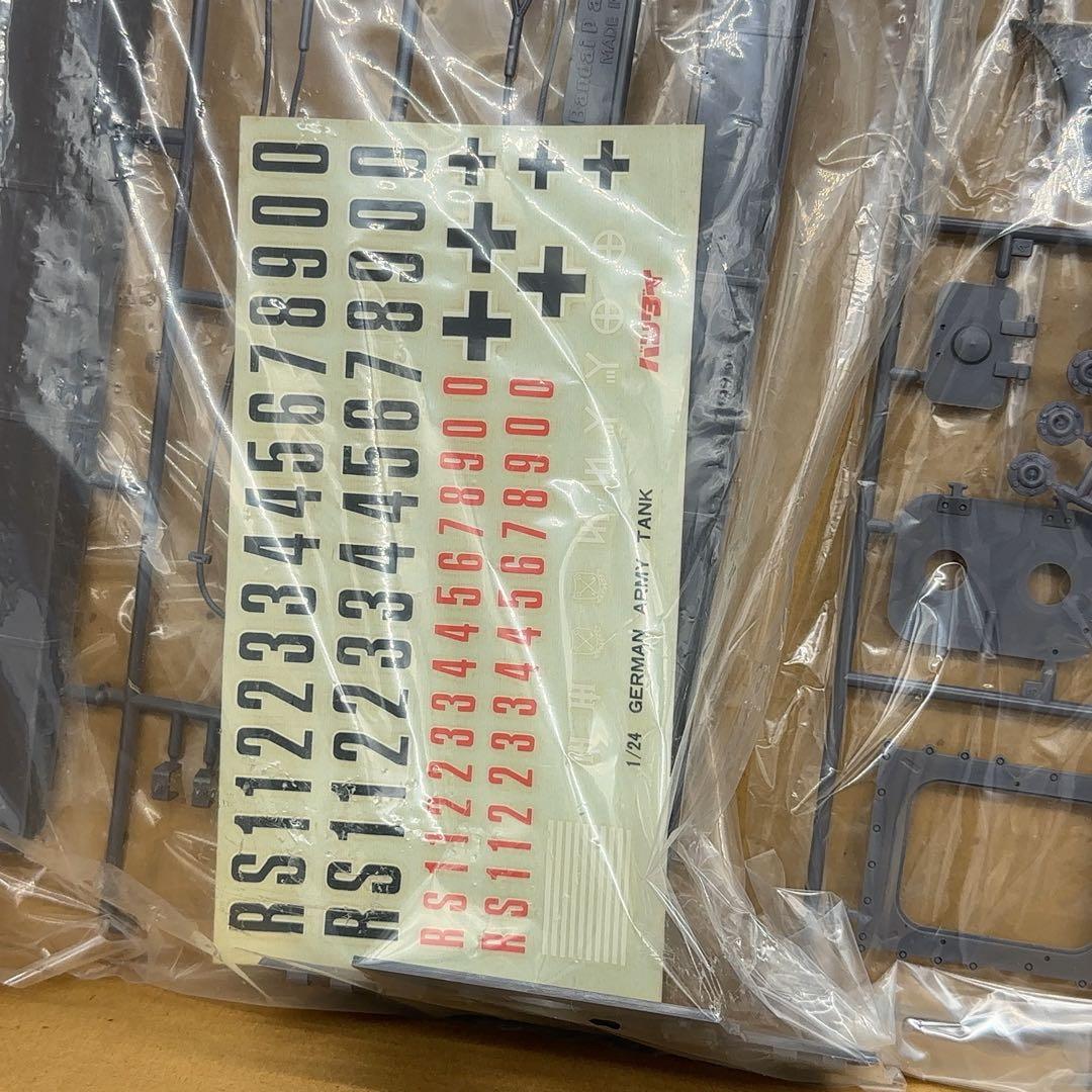 未使用 バンダイ 1/24 キング•タイガー ドイツ陸軍VI重戦車 プラモデル