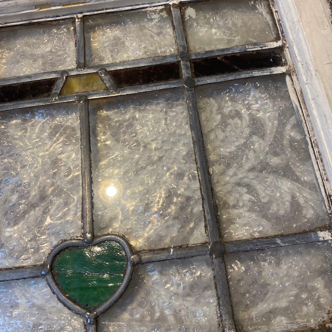 古いステンドグラス ハート型アクセント