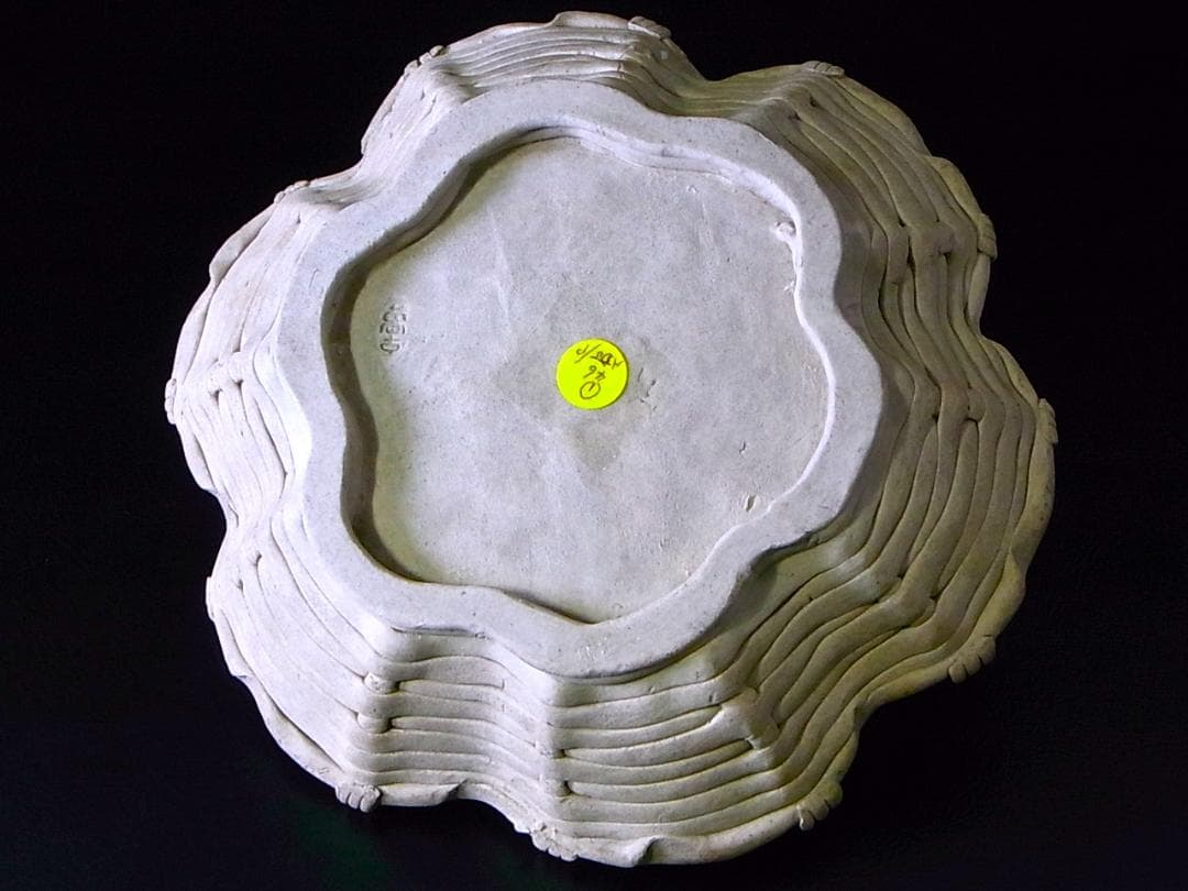 【 E919 】 素晴らしき超名品　明治期萬古焼上手作品　陽刻番の鶴文飾り皿