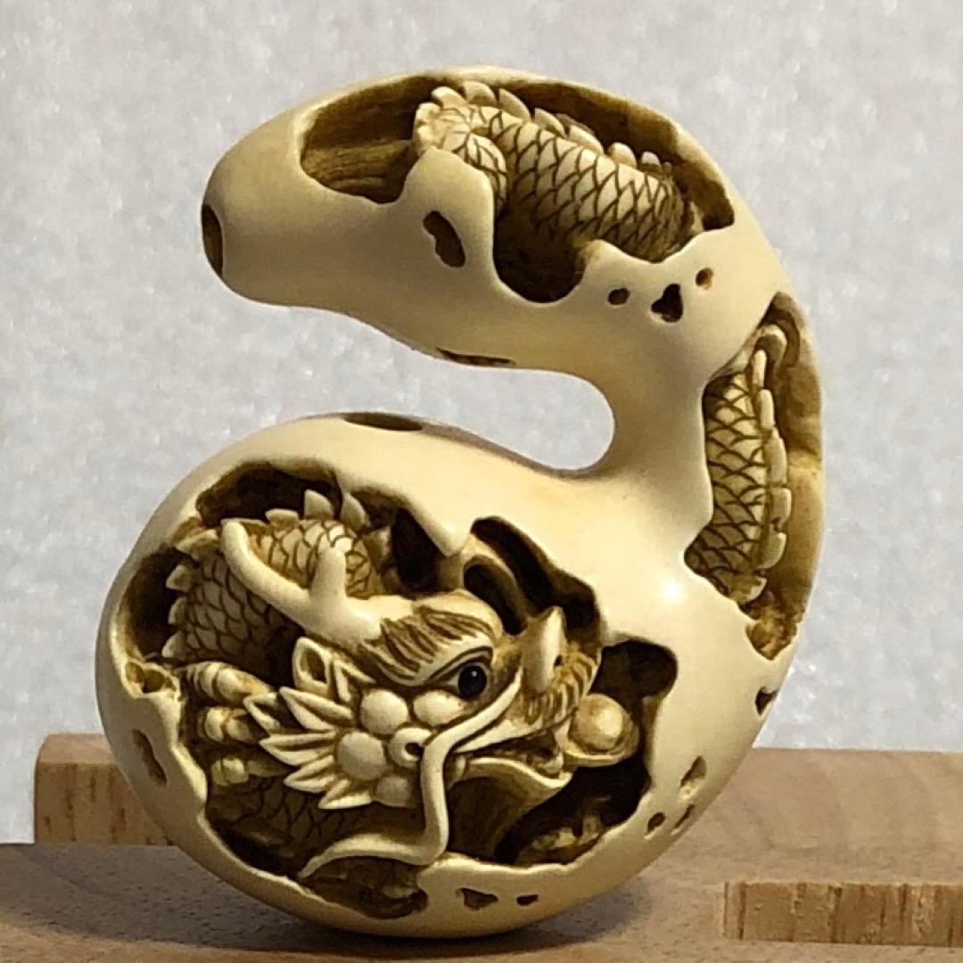 象牙調　瓢箪龍透かし彫刻　根付　置物