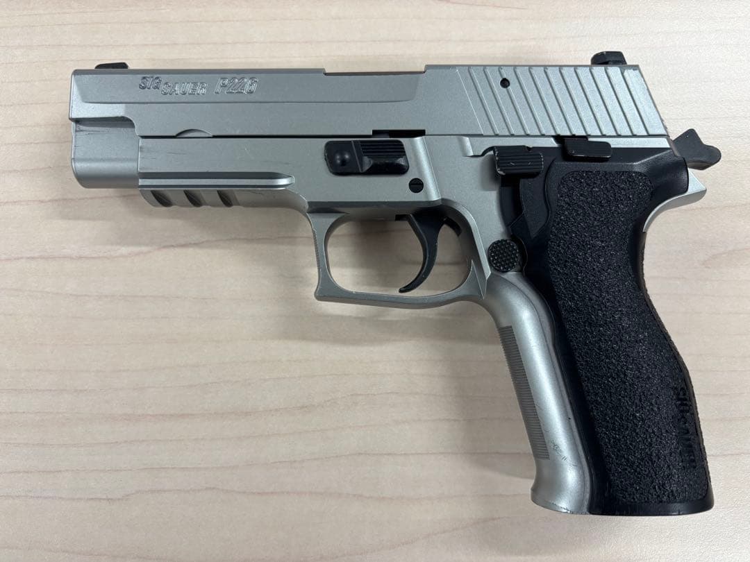 東京マルイSIG SAUER P226 E2 ステンレスモデル　予備マガジン付き