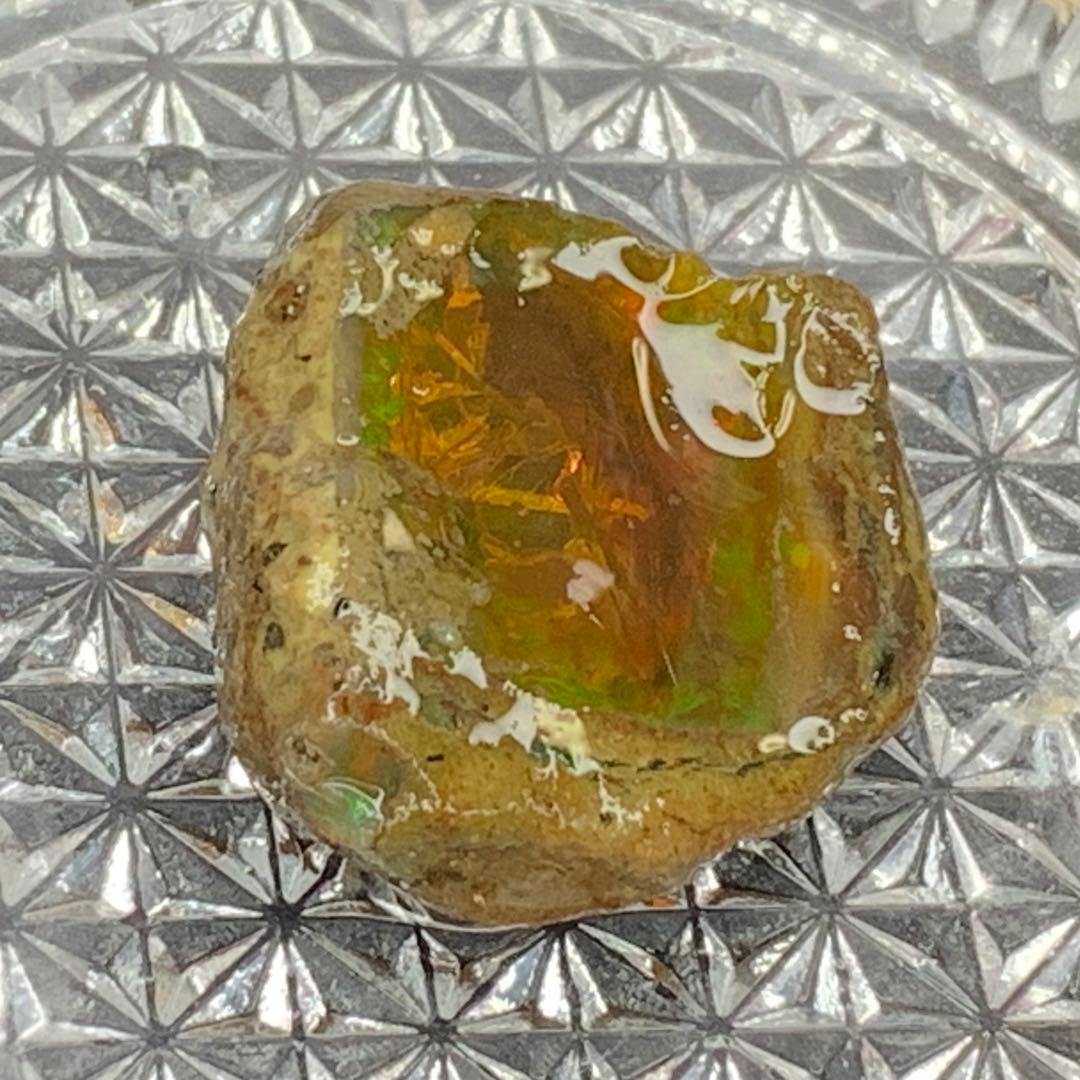 オパール原石66ct形も遊色もいい感じ！ハイクラス美遊色