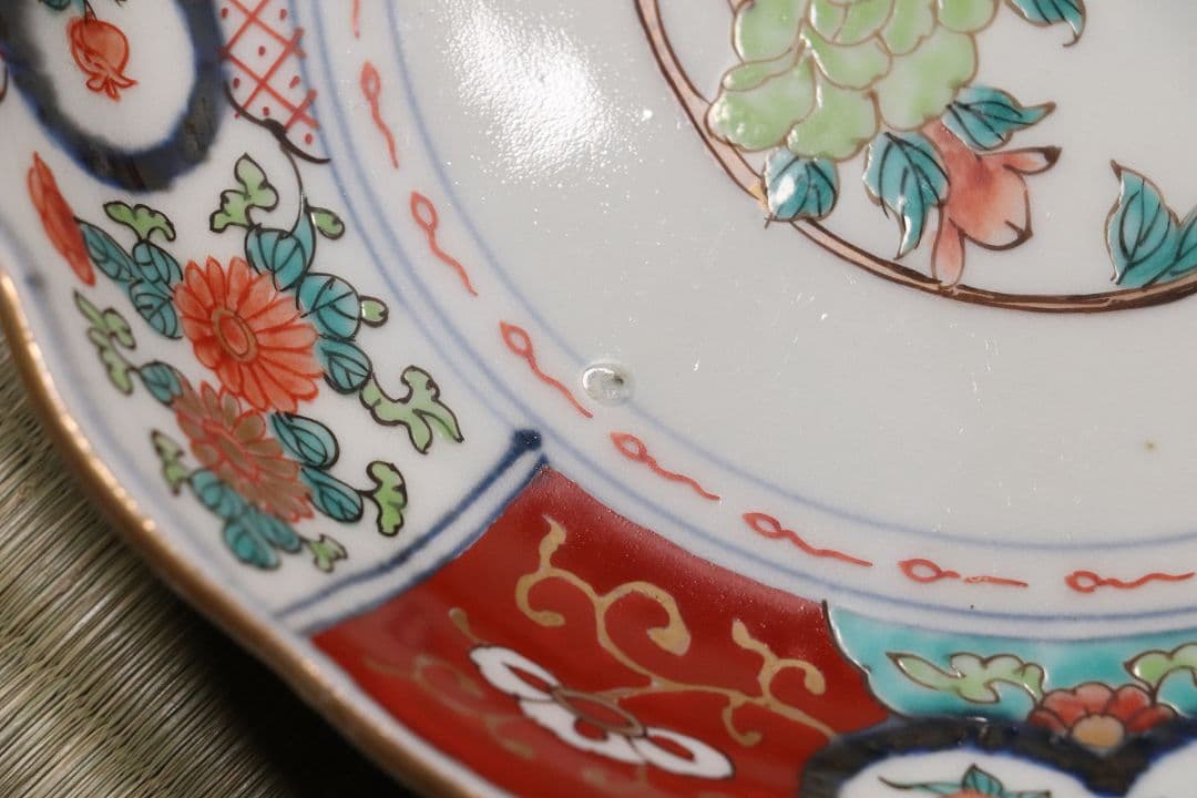 古伊万里 色絵 七寸皿 二客 21㎝ 草花 菊 牡丹 蝶 唐草 錦手CL95