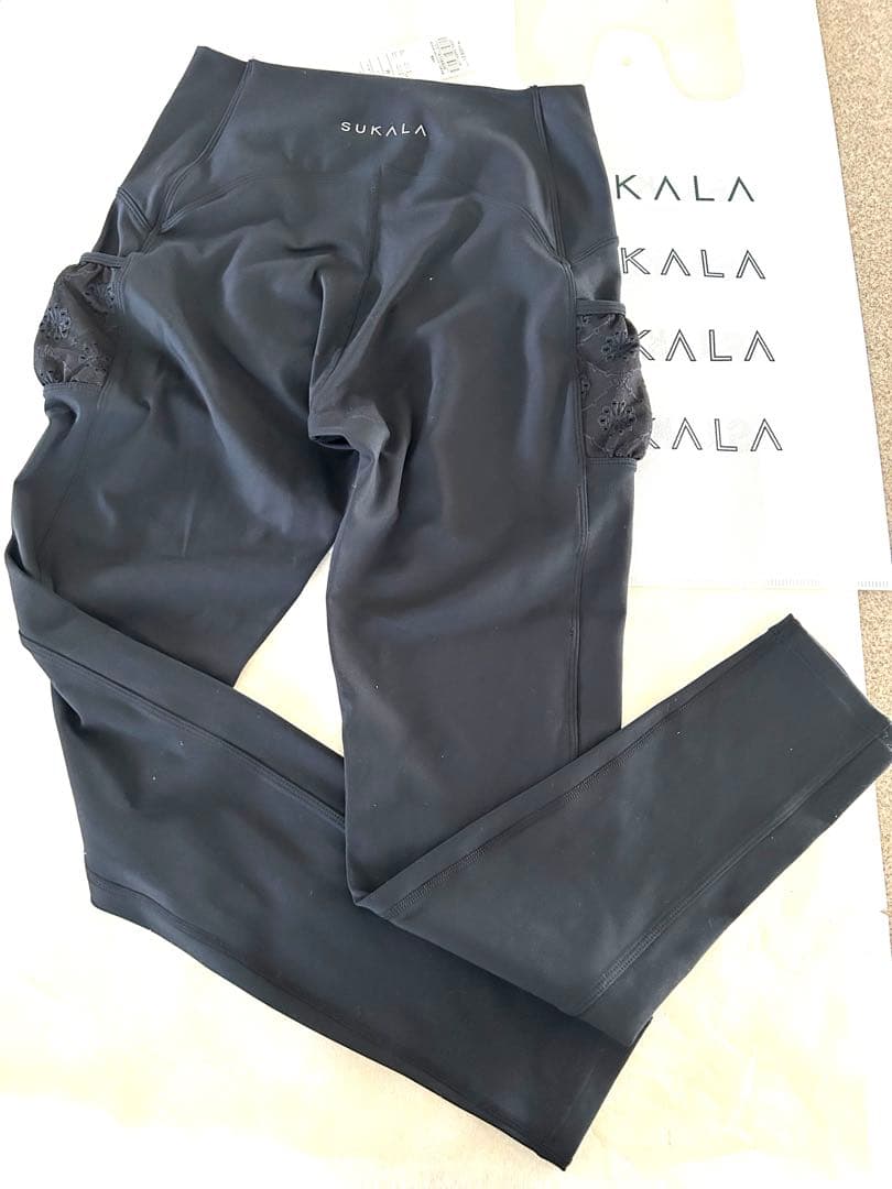 新品　SUKALAフラワーレースレギンスM パイピングされたレースのポケット