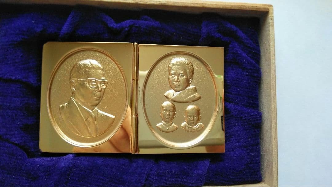 真如苑　美品　真如教主　三霊尊レリーフ　（ケ−ス付 ）