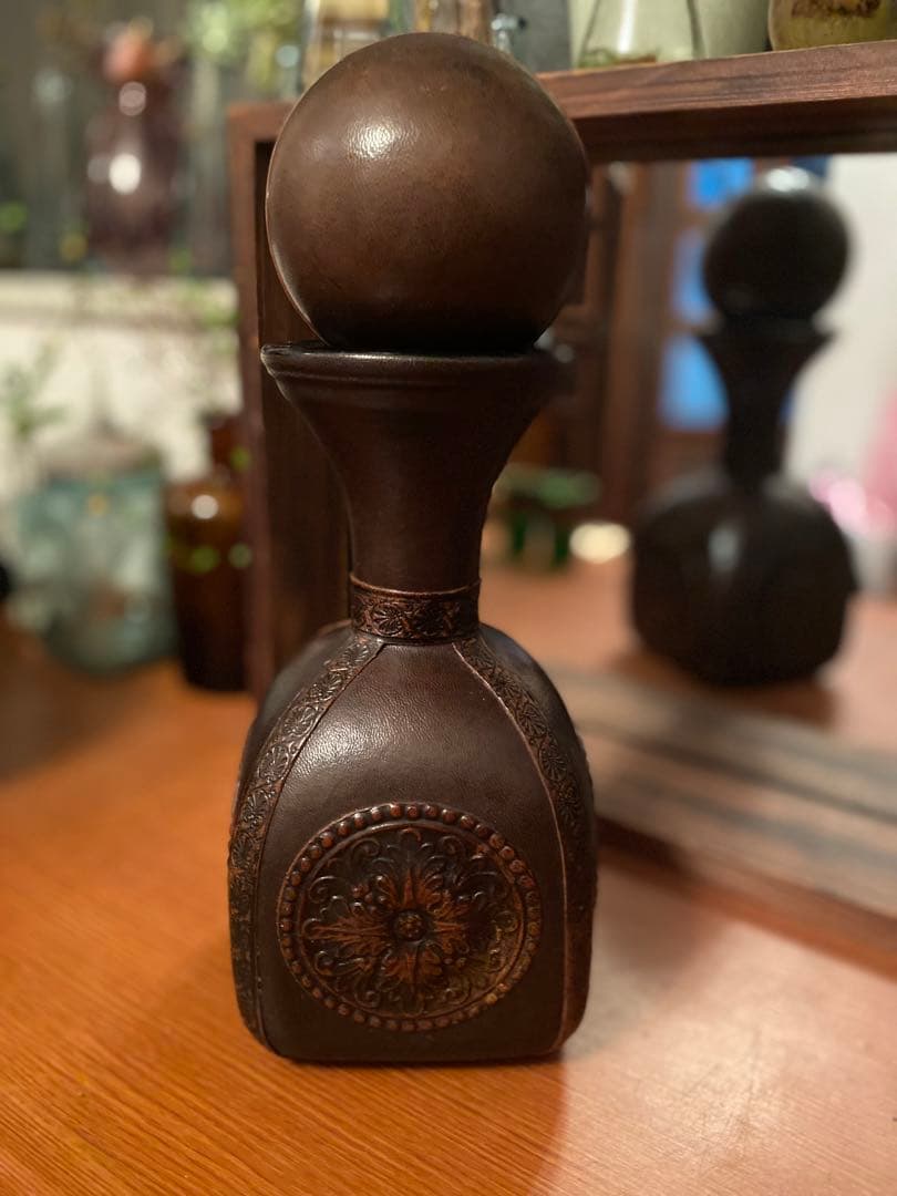 イタリア製　瓶　ビン　革張り　皮　ヴィンテージ　レトロ　酒瓶　インテリア