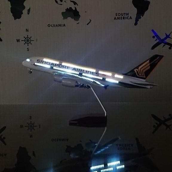 シンガポール航空 A380 模型飛行機 LED ライト ランディングギア 置物