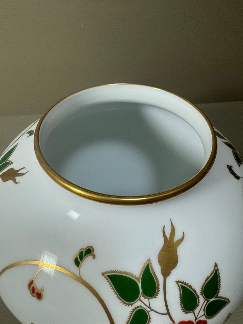 2190  大倉陶園　金彩白磁　ツル薔薇唐草模様　花瓶