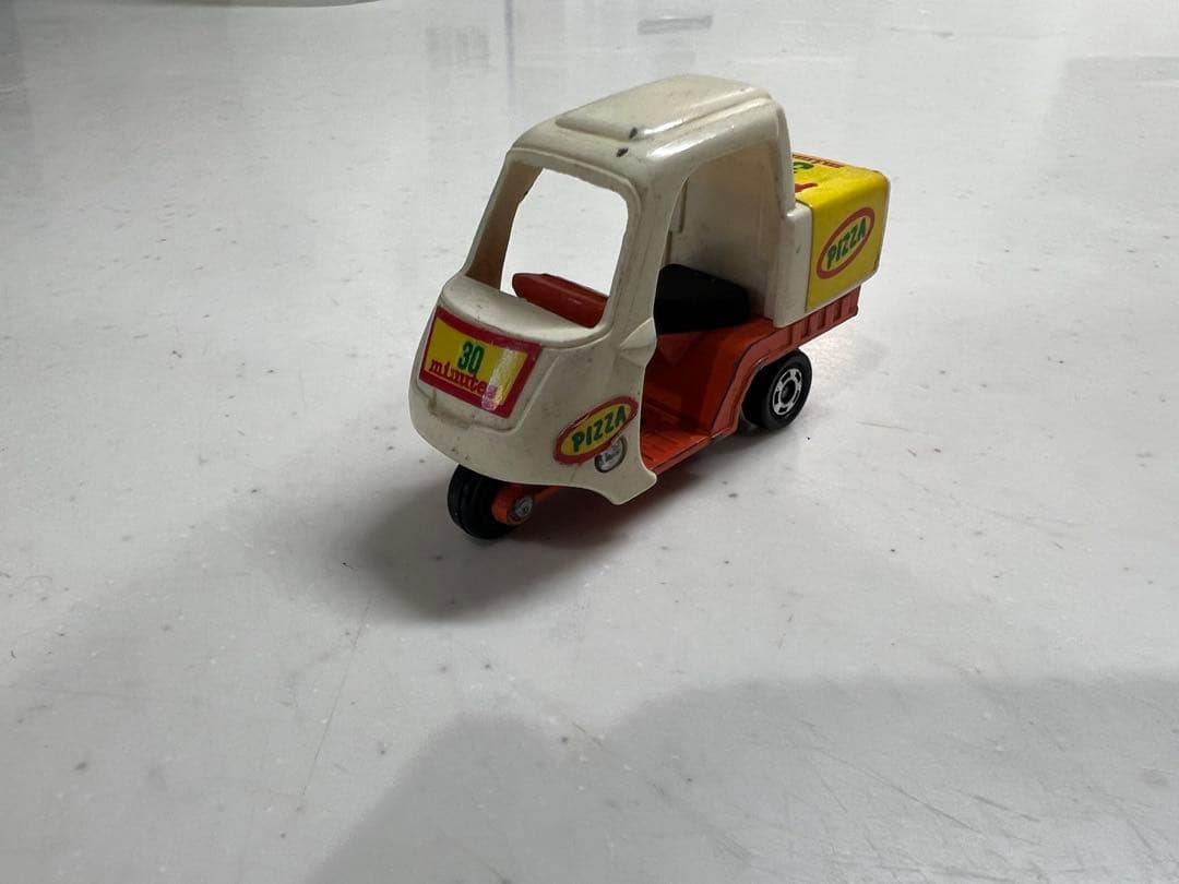日本製トミカ　ピザ配達車