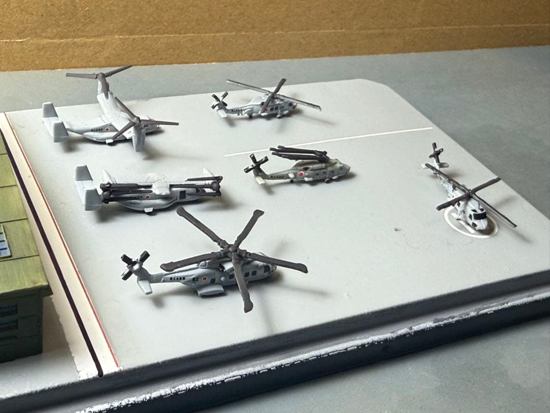 1/700 ヘリコプター6機と格納庫セット