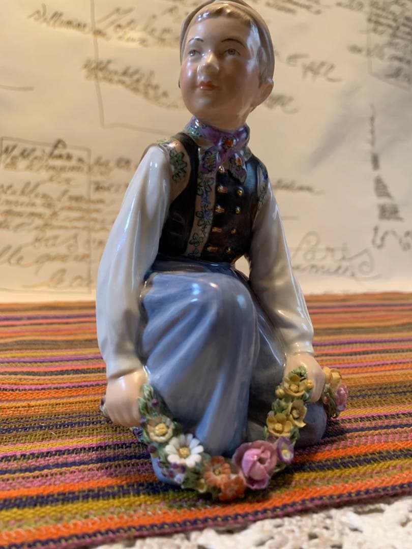 ロイヤルコペンハーゲン　アンティーク　民族衣装シリーズの男の子のフィギュリン！