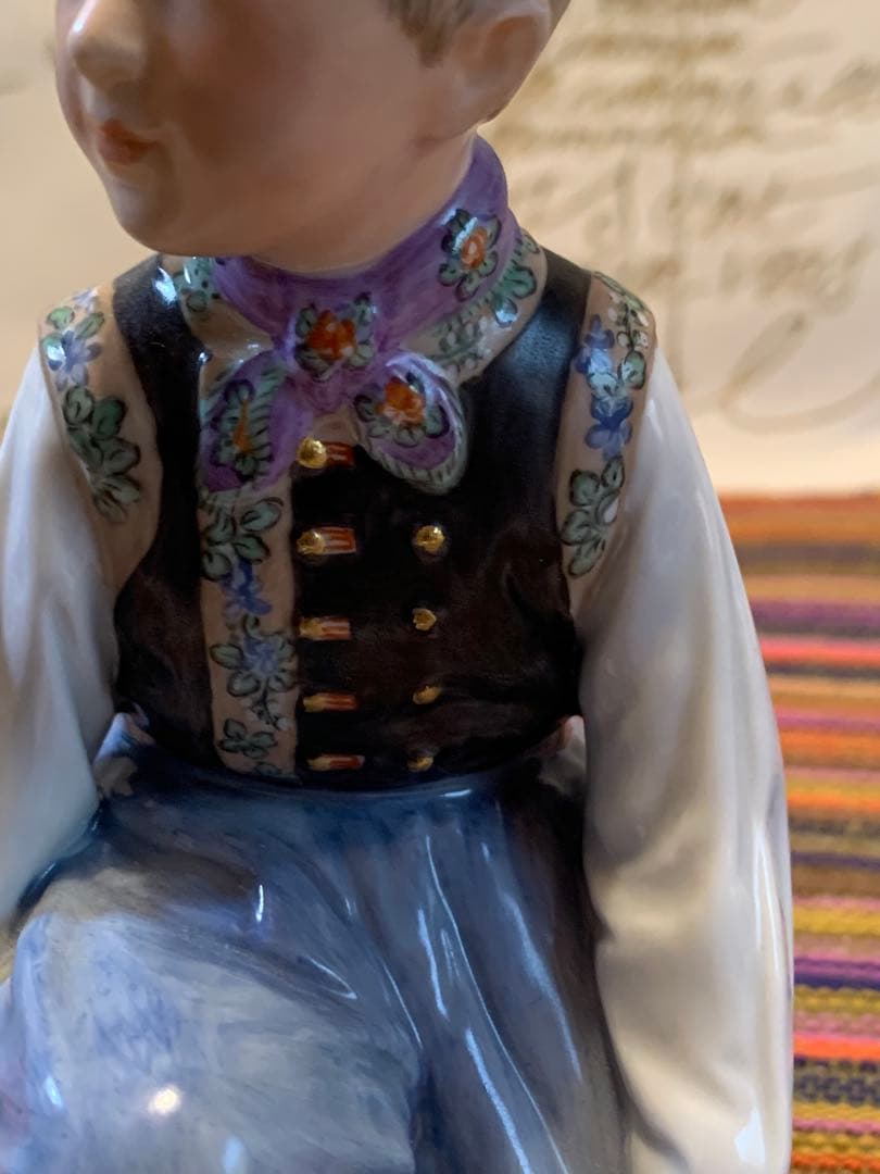 ロイヤルコペンハーゲン　アンティーク　民族衣装シリーズの男の子のフィギュリン！