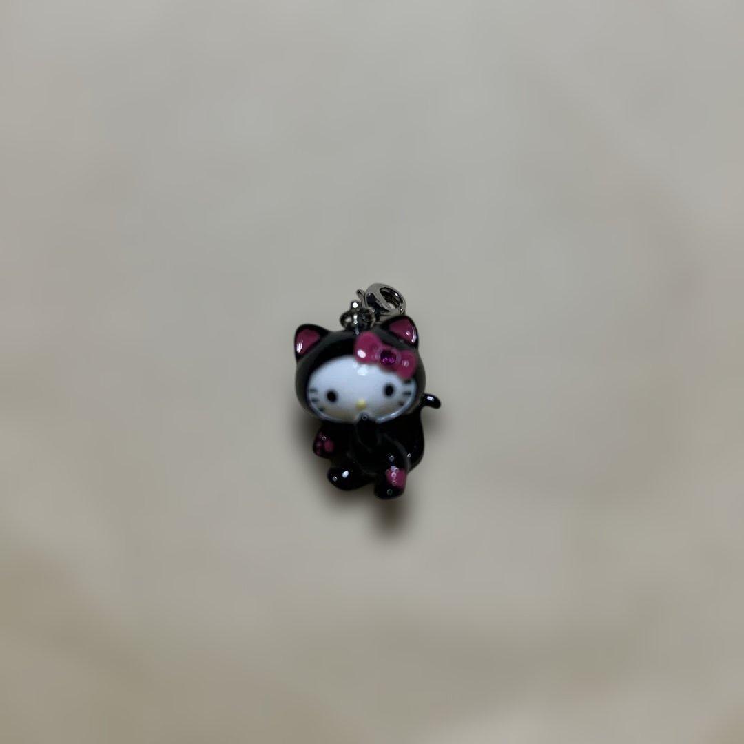 み*き様 ハローキティ　チャーム　黒猫
