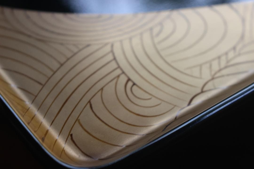 上質黒漆に優美な波貝殻螺鈿巻の映える長方膳（検輪島塗お膳お盆