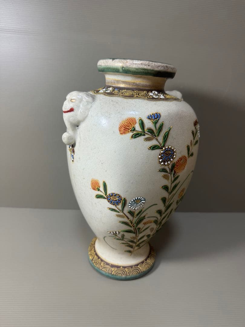 2107 明治時代 名工【寿山造】 薩摩焼 金彩色絵花蝶文 花瓶　時代物