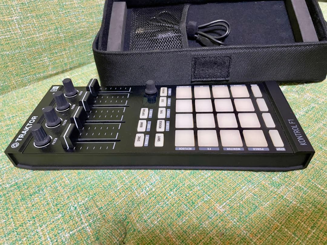 DJ機材 AYUmNativeInstrumentsTRAKTORKONTROLF1