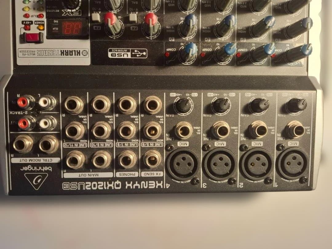 Behringer Q1202USB パワードミキサー