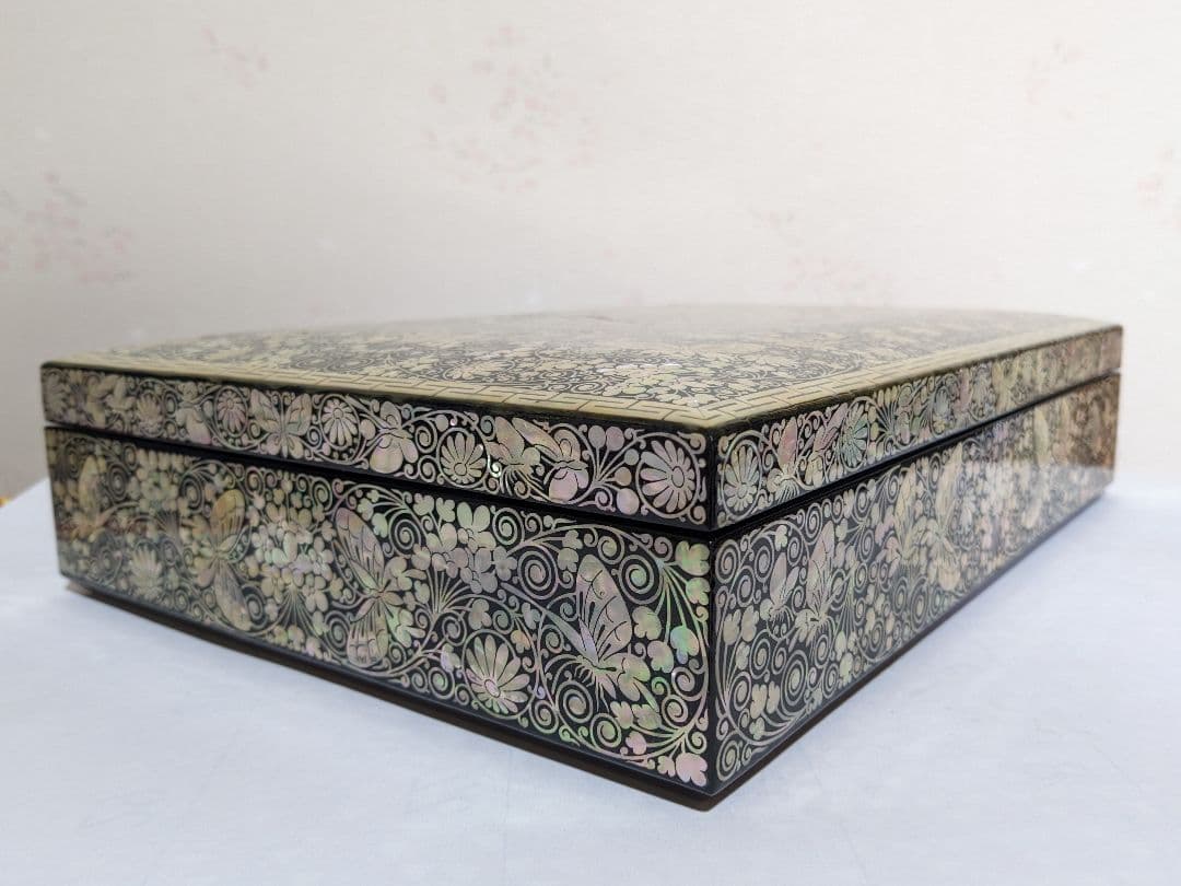 ♦木製 花唐草 蝶文様 極細密 螺鈿装飾細工 飾り箱 文箱 類品なし 一点物